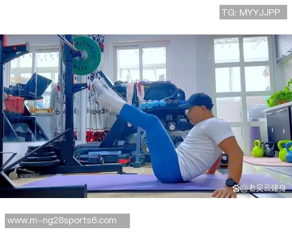 足球运动员如何锻炼腹肌塑造完美身材的秘诀与训练方法分享